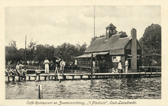 13410 Gezicht op de steiger van het openluchtzwembad 't Plashuis te Oud-Loosdrecht (gemeente Loosdrecht); met publiek ...